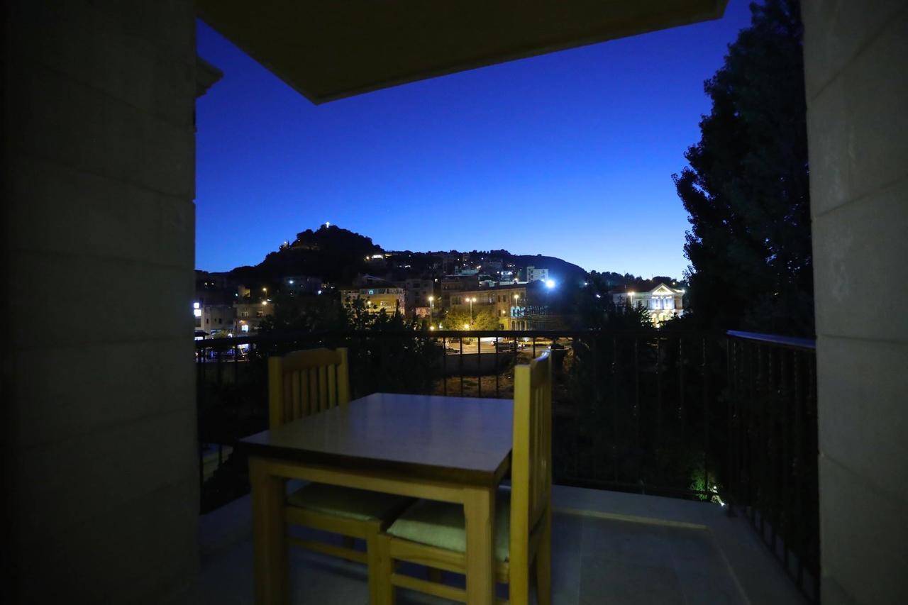 Green Lake Hotel - Jezzine Bagian luar foto